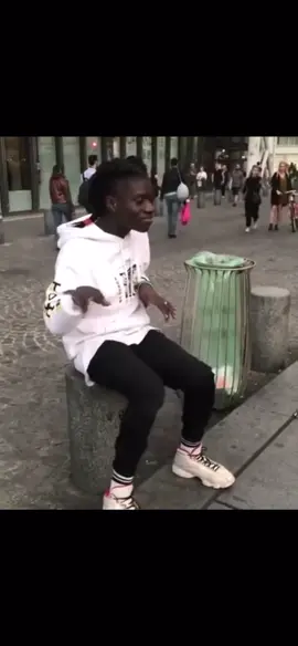 Moon walk in Paris 🌝 #fyp #xyz #viral #moonwalk #paris