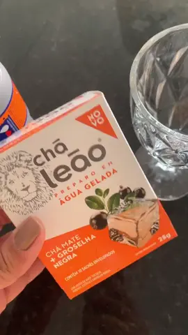 Uma dica Bem refrescante pra vocês 😋 chá gelado +água com gás 😋 deliiiiiciaaaaa #aguacomgas #refrescancia #testaai #tiktok #ouzzicg