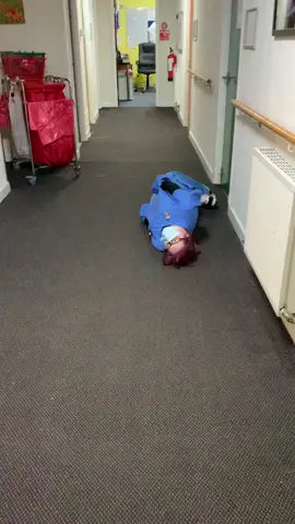 When you’ve got a quiet day in work😂 #rollingaroundonthefloor #carersatwork #bestfriend @jaffet89