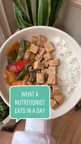 A nutritionist’s what I eat in a day 🍳🍊🫑🍚🫐🍲🥨 #tiktoknutritionist #tiktokfood #whatieatinaday #whatieat