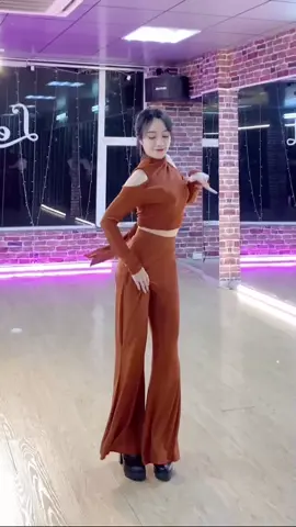 Tốn cả đống tiền đi làm tóc xong các bạn bảo buộc tóc lên hợp hơn ? :)))))))