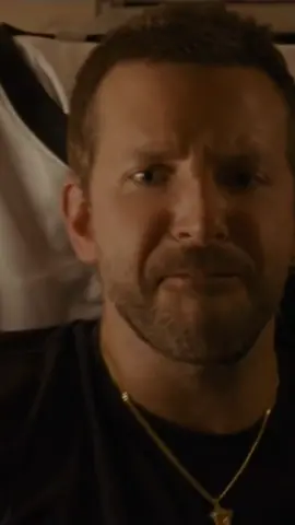 Quel livre vous a déjà donné envie de le jeter par la fenêtre ? 😂📚 #HappinessTherapy #BradleyCooper #fyp #pourtoi #foryou #livre