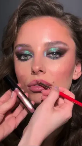 Cosmic Dust on @biancaamadeus ✨ Hair @andreeaconstantin91 #mlihowto #malvinaisfan #makeupvideo #glittermakeup #turqoiseeyeshadow #howtomakeup #smokey