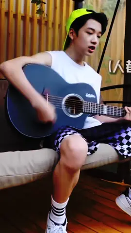 /duduk di sofa ; nyamanin posisi ; petik senar gitar ; mulai menyanyi/ #mingrui #boss #boystory #fyp