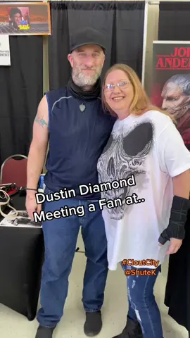 Having some fun with Dustin Diamond at the @smokymountainfanfest🥺 #ripdustindiamond #ripscreech #screech #savedbythebell #dustindiamond #cloutcity