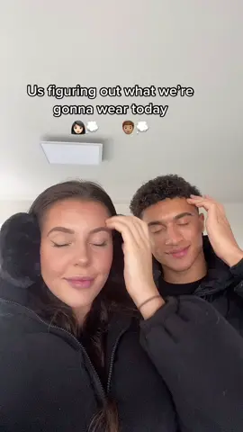 👩🏻✌🏻🧑🏽‍🦱✌🏽