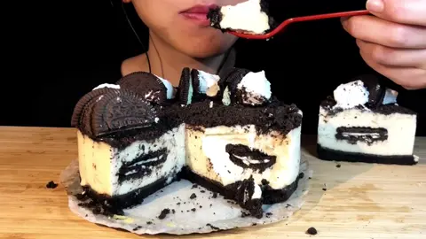 今日はオレオチーズケーキを食べました🖤🤍🖤車の音が結構入ってます🙇‍♂️ #咀嚼音#ホール食い#オレオ#咀嚼音動画#オレオチーズケーキ#咀嚼音フェチ#OREO#モッパン#mukbang#モッパン動画#ASMR #asmrfoodsounds #eatingsounds