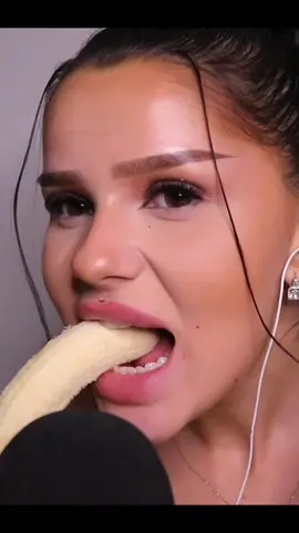 🍌 #Asmrfood#asmreatingsounds#banana#platano#bananas#asmrcomida#platanos#asmrenespañol#chewing#eatingsounds#nadinaioana#eatingbanana