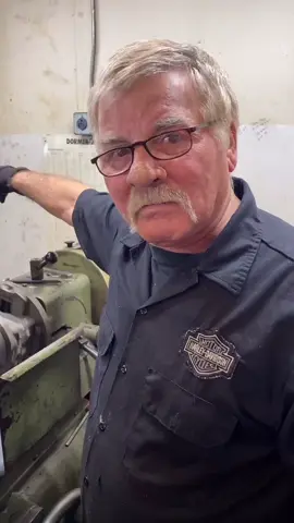 #oldtimers #greatattitude #crankgrinder #manualmachine #funnyguy #machineshop