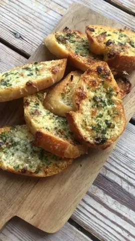 PAIN À L’AIL 🧄🔥🥖 #tiktokfoodie #tiktokacademie #garlicbread #cooking #recette #apero #cuisine