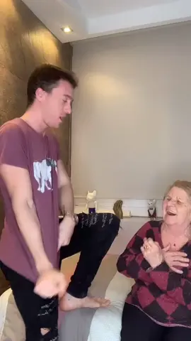 ¿Os acordáis de esta escena de #LQSA? Nos los pasamos genial rodando con la yaya ❤️ la abuela de Tik Tok