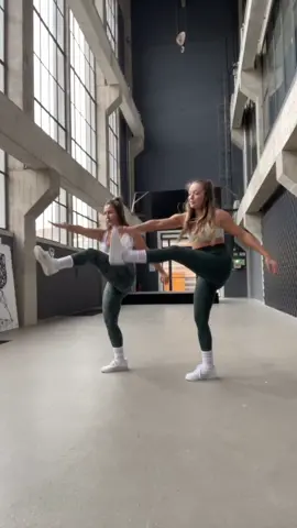 One of us is pregnant 🤰🏼 but we’re still rocking this HIIT #challenge 💪🏽 #training #gymshark #synchro #duett #happy #fit #pregnant #schwanger #fit