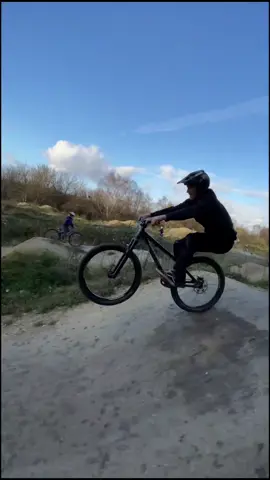 Manualing into Monday with our UK shredder James Farrar 🤘 #mycanyon #freeride #mtb #foryoupage #foryou #fyp