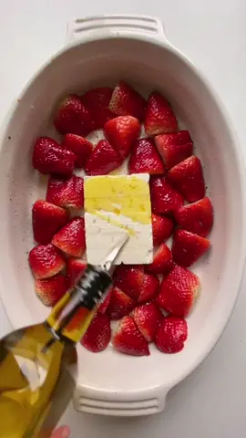 Baked #fetapasta with #strawberries ! 🍓 Can’t believe how well this turned out. #bakedfetapasta #feta #EasyRecipe #foodtiktok #foryou #fyp #Foodie