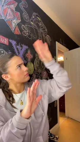 who else loves to pretend to hit glass in their free time 😀