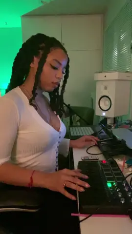 come alive in the nighttime 🙇🏽‍♀️🎹 #fyp #producer #music #beatmakers