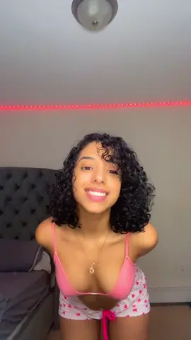 #ColorCustomizer I forgot the dance half way though it😭  happy valentines💞 follow me on Instagram @gabi.p_xx#DoritosFlatLife #viral #foryoupage