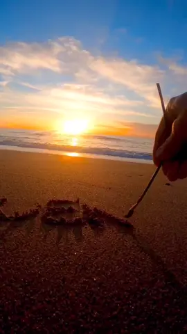 feliz día, escribo tu nombre en la arena? #amanecer #caligrafia #playa #sol #agua #buenosdias