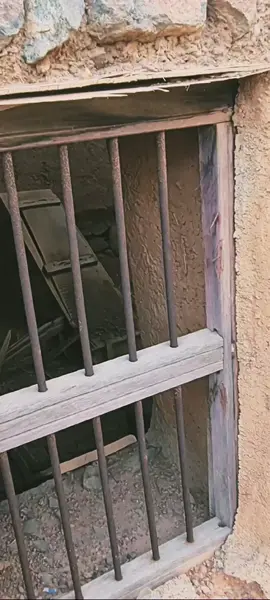 يقال أن الأماكن القديمه تأخذ من روح كل اللذين عاشوا أو مروا عليها 🥀البيوت القديمة دعوة للتفكر #تراث #قديم #تأمل#حنين  #oman🇴🇲 #صحم