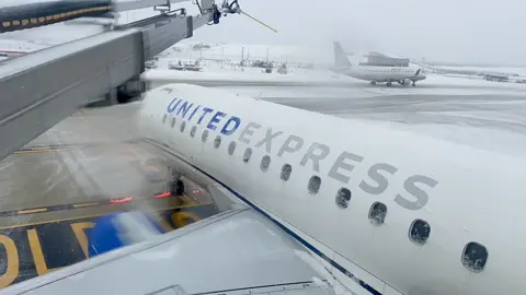 #ohare #plane #planes #airplane #chicago #flyohare #unitedairlines #chooseohare #deicing #deicingtheplane #wintertime #cold