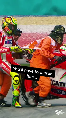 You’ll have to be faster than that to steal #ValentinoRossi ‘s bike! 👊😱 #MotoGP #VR46 #Motorcycle #Racing #Motorsport #FYP #ForYouPage #TikTokSports