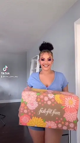 I got the @fabfitfun Spring Box w/ THE MOST AMAZING goodies 🙌🏽 Use code GLAM10 for $10 off you first box at www.fabfitfun.com 🎉 #fabfitfunpartner