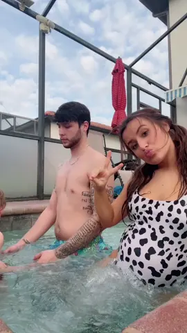 GUESS WHERE!!!🌴 #youngparents #bombmomstrip #fyp