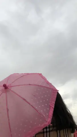 جمال جو الرياض ☔️💛 #اكسبلور #مطر #الرياض #مطر #مطر_الرياض #امطري_قلبي #مظله #تفاعل #لايك #تصويري  #صغيرتي #بنتي #ديما