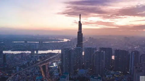 Saigon in Motion - Vietnam, Saigon Timelapse - Hyperlapse - Skyline - Sunset
