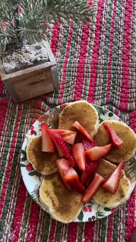 POV: You’re making banana pancakes on Christmas morning🎄🎁cd: 304 days☃️❄️#baking #christmas #foryou #new #holiday #snow #winter #viral #fyp #pancake