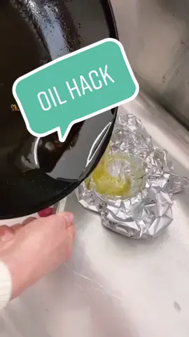 HACK ALERT What to do with left over oil 🙌🏻 #oilhack #kitchenhack #kitchenhacksthatwork