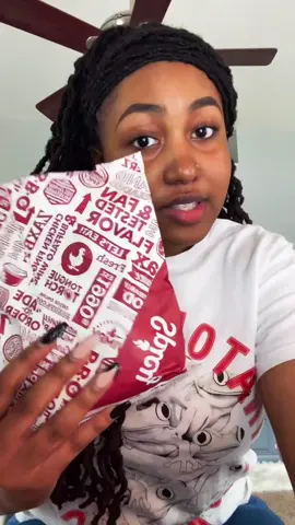 Story time on how people at my school was trapping chicken sandwiches 😂 while eating #zaxbys #popeyeschickensandwhich #fyp #storytimetiktok