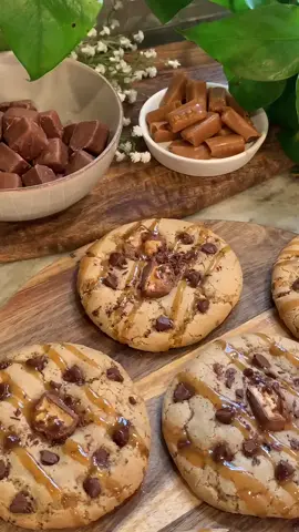 Caramel stuffed Snickers Chocolate Chip Cookies 🍪🎞 #foodontiktok
