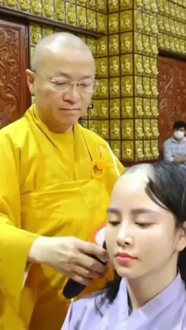 Bỏ đời theo đạo, xuống tóc xuất gia cho nữ đệ tử. #thichnhattu #xuatgia #caotoc