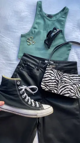 Kendall Jenner vibes🖤 #fyp #OOTD #springoutfit #converse #styleinspo #itwasntme