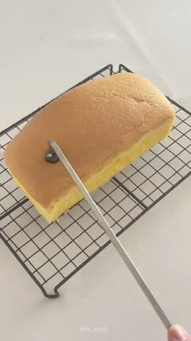 1箇所だけ焦げた所はどこでしょうか！🐈🖤　油の温度はだいたい60度、指で触って熱いっ！って感じるくらい👆🥴 火傷するリスクあり⚠️⚠️⚠️🤣 #台湾カステラ#手作りお菓子#お菓子作り#ホワイトデー#にゃん