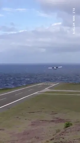 Yrausquin Airport has the shortest runway in the world for commercial flights, with its landing strip stretching for just 400m! 👀🛫 #Tech #uniladtech