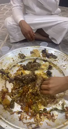 اكل لقمة خوييه 🤭 وهو قاعد يدورها 😂😂