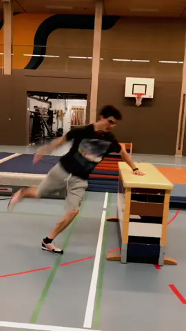 Indoor training with @freerunzurich 💪🏼 #foryou #parkour #freerun #freerunzurich #fyp #zürich #switzerland #flip #gymnastics #foryoupage