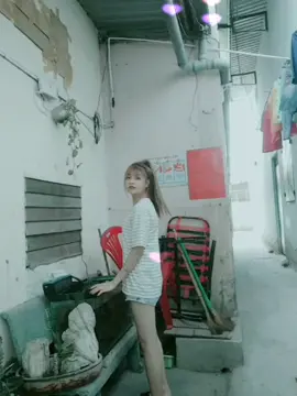 Lâu lâu thùy  loi nhoi ra ngoài nghịch cá😅😅y như con nít ớ m.n😝😝 #idolface