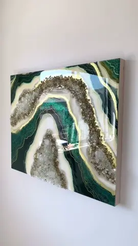 EMERALD ETERNITY 🪐 #artwork #artist #homedecor #epoxyresin #resin #crystals #SmallBusiness #luxury #originalart @meyspring