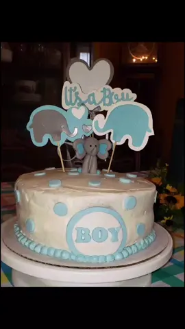 It's a boy!! vanila cake and vanilla buttercream. #homemade #cake #itsaboy  #fyp