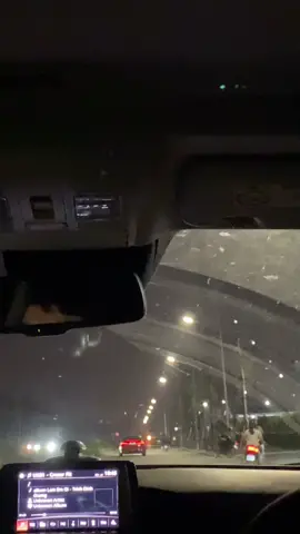 Đêm hôm bắt taxi đi dạo cho tâm trạng bớt buồn thì lên xe gặp ngay a lái xe thất tình.Ông mở nhạc mà tuôi khóc theo 😌😌😌 #nhachay