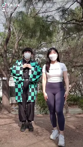 제 옆에는 누구일까요?!? 여자인 저보다 섹시한거 같애여🤣🤣 찍고나서 수십번은 볼려본거 같애요 그 와중에 제 뱃살은 열일중🤣 @13doctorwhoo