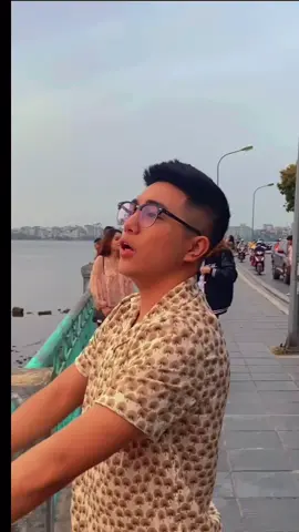Chọn 1 ngày đẹp trời ra hồ Tây ngắm hoàng hôn.. để ý 2 bạn nữ xinh xinh, đừng để ý mình không thuộc lời 🤣🤣 #hanoi #hotaylake #thanhxuan #sunset