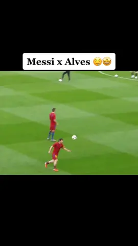 Still can’t get over this hypnotic warm-up... | 🎥 judokan69 #football #Soccer #trickshot #messi #barcelona #fyp