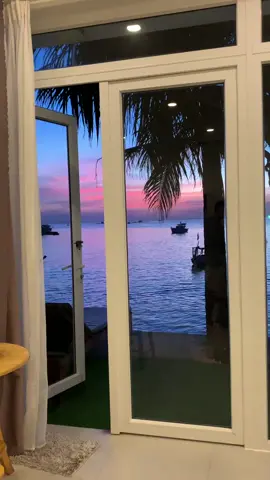 Homestay mình chọn tại Phú Quốc, thức dậy là thấy biển, chiều mở cửa thấy hoàng hôn tím...nằm nghe tiếng sóng vỗ cả ngày. Thực sự chill.. 🥰 #phuquoc