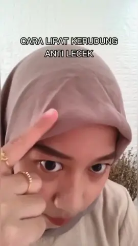 Cara lipat kerudung anti lecek #tutorialhijab #hijabsegiempat #fyp #tips #trik #racunhijab