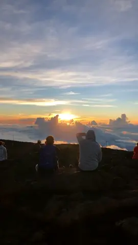 Insane sunset.. 😳 #travelthrowback #sunset #tiktoktravel #travelbucketlist #views #hawaii #maui #traveldiaries @namsingh_
