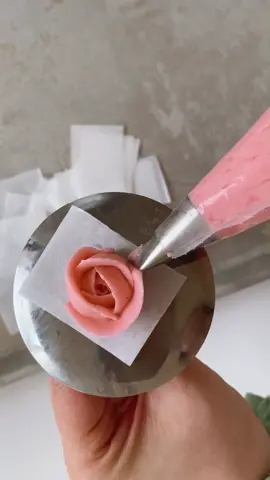 Buttercream roses 🌹 #caketok #caketrends #cakeboss #baker #buttercream #buttercreamflower #fyp #foryourpage